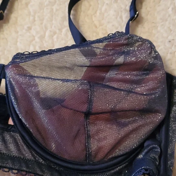 Sheer and shiny, under wire design, barely worn - Picture 2 of 4